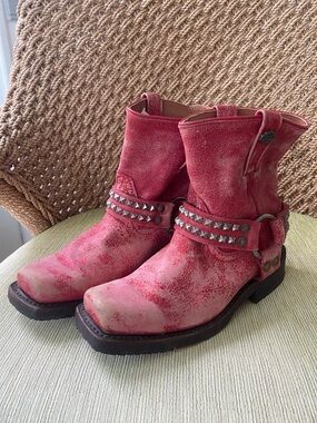 Harley-Davidson Katerina Distressed Red Studded 7 Inch Boots. Size 6.